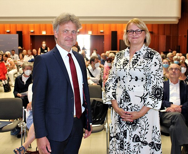 Joanna Maria Stolarek, die Direktorin des Warschauer Büros der Heinrich-Böll-Stiftung, sprach bei der 22. Reinhold-Frank-Gedächtnisvorlesung im vollbe-setzten Bürgersaal des Rathauses zu Demokratie und Widerstand in Polen und über der Einflussnahme der regierenden PIS-Partei auf die Justiz. 