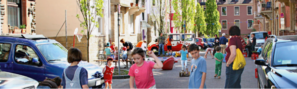 Straße mit Menschen und Autos