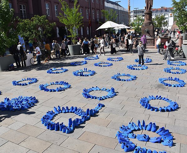 Bei der „Blue Demonstration“ auf dem Marktplatz wurde für mittels Bildsprache für mehr Klimaschutz protestiert.