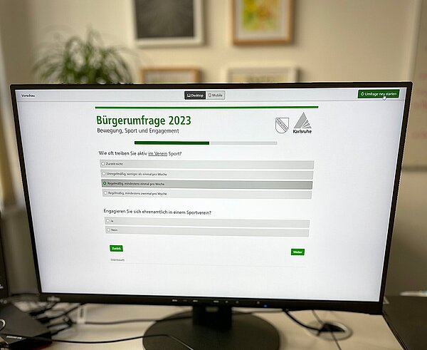 Computerbildschirm mit Umfrage