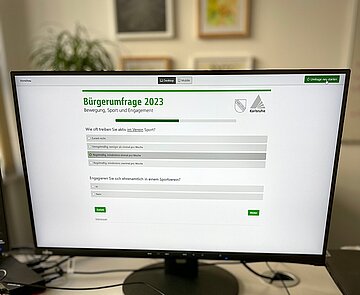Computerbildschirm mit Umfrage