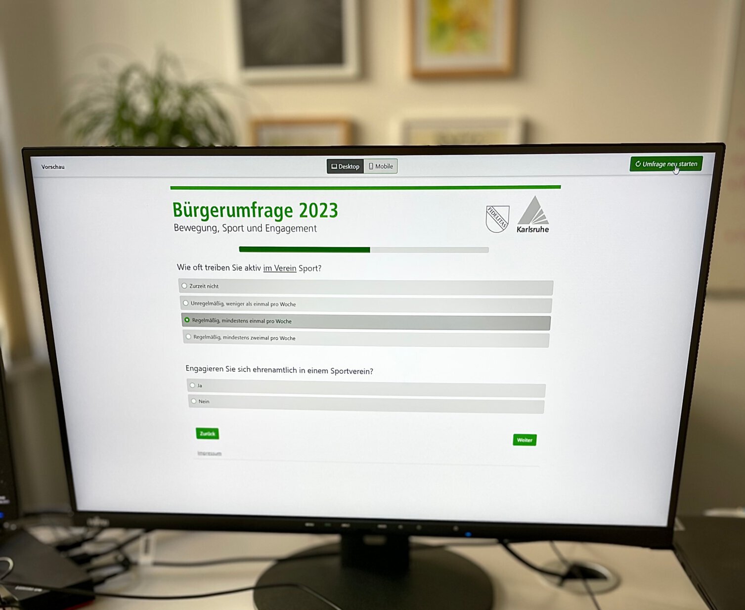 Computerbildschirm mit Umfrage