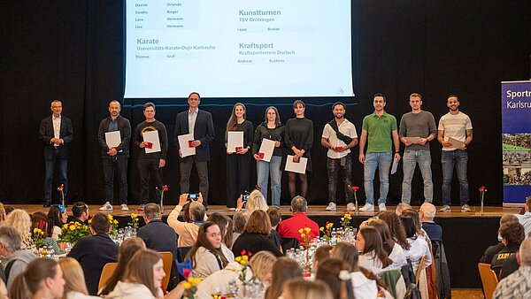 Für ihre Erfolge bei nationalen und internationalen Meisterschaften im Kunstturnen und Karate sowie ein Europameistertitel (Luis Carlos Dos Santos Gomes – Caporeira, 4.v.r.) und Weltmeistertitel (Andreas Kusterer – Kraftsport, 3.v.l.)  erhielten Sportlerinnen und Sportler Würdigungen der Stadt.