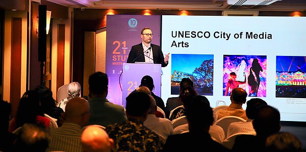 Volles Haus mit über 70 Entscheidern, Reiseveranstaltern und Reisejournalisten: Pascal Rastetter, Geschäftsführer der KTG Karlsruhe Tourismus GmbH, referiert beim „Travel Trade“-Seminar in Mumbai – „UNESCO City of Media Arts Karlsruhe – Gateway to the Black Forest“. 