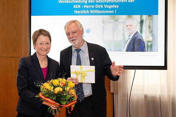 Bürgermeisterin Bettina Lisbach dankt Dirk Vogeley für seine 15jährige Tätigkeit