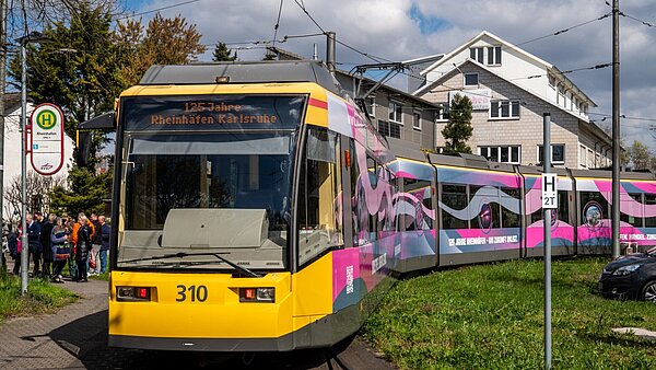 Stadtbahn 125 Jahre Rheinhäfen Karlsruhe an der Haltestelle Rheinhafen