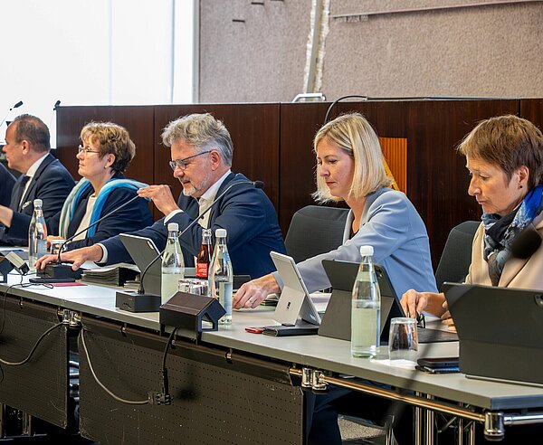 Blick auf die Bürgermeisterbank während der Haushaltsberatungen. 