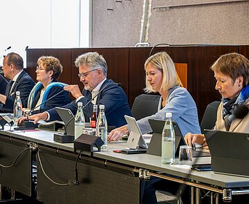 Blick auf die Bürgermeisterbank während der Haushaltsberatungen. 