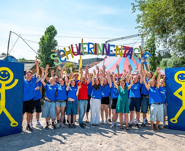 Gruppenbild des Orgateams der Schüler*innentage 2026, Bürgermeisterin Bettina Lisbach und stja-Leitung Daniel Melchien