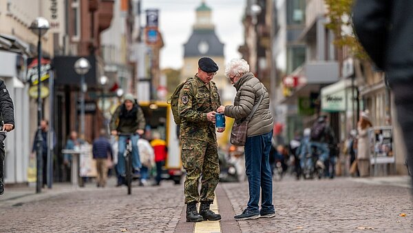 Spendensammlung für die Kriegsgräberfürsorge in der Waldstraße.