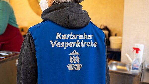 Ehrenamtliche Helfende  bei der Essensausgabe in der Vesperkirche 