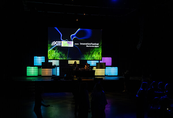 Bild zeigt Bühne während des Innovation Festivals 2023 in Karlsruhe