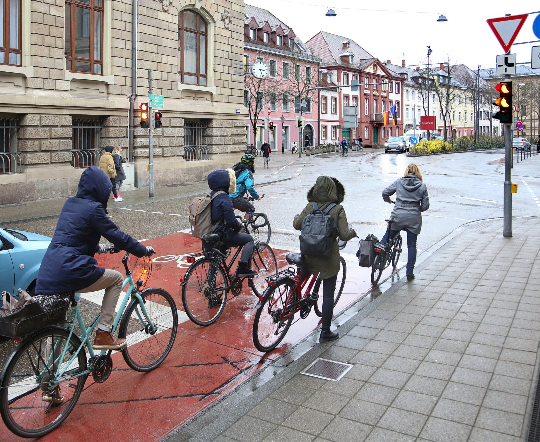 Die Hans-Thoma-Straße stellt einen wichtigen Teil des Hauptradroutennetzes sowie des RadNETZ BW dar und mündet innerstädtisch an der Stephanienstraße in die City Route Nord.