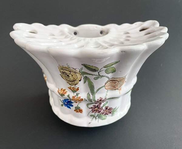 Wandvase mit Blumendekor, um 1780, Sammlung Widmann