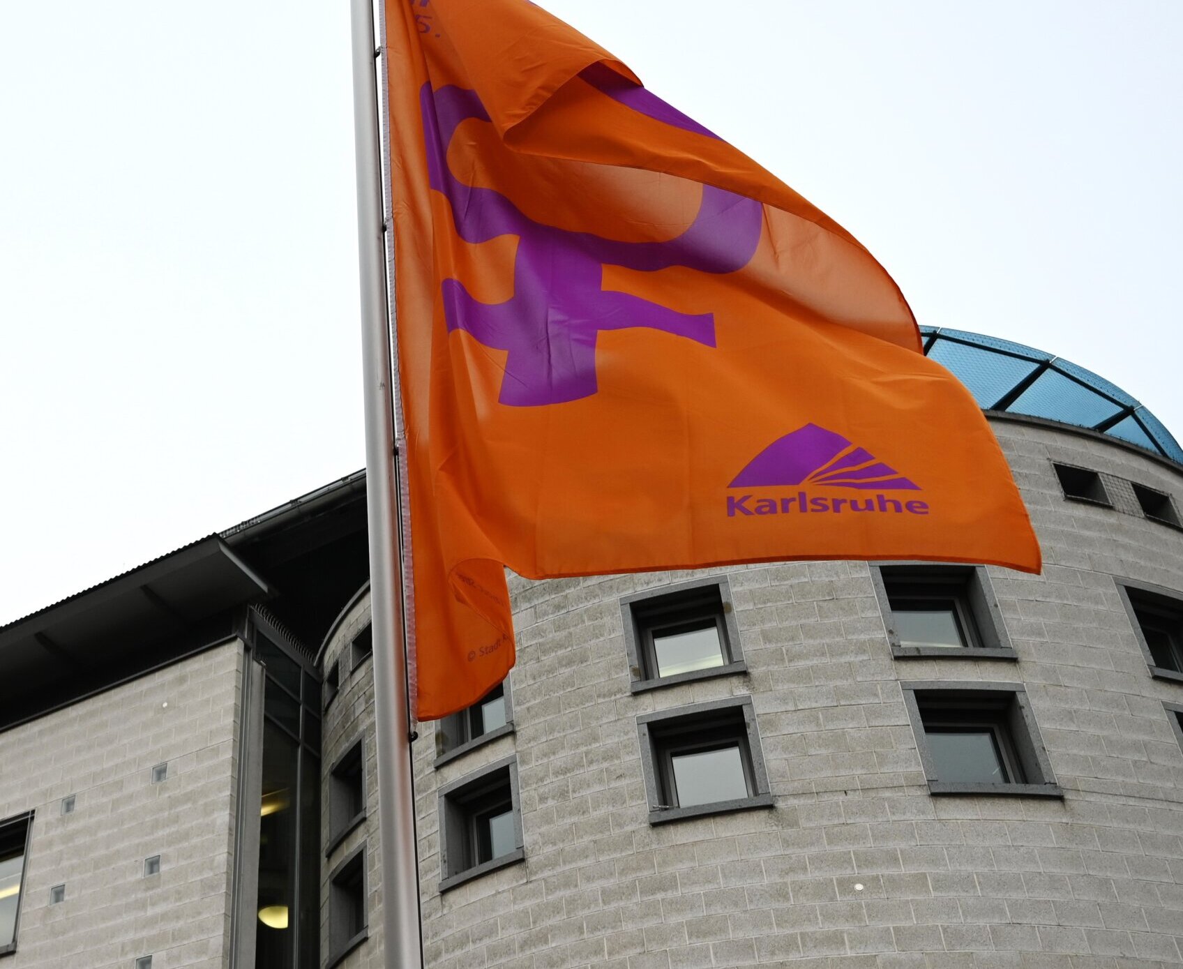 Flaggen am Internationalen Tag gegen Gewalt an Frauen.