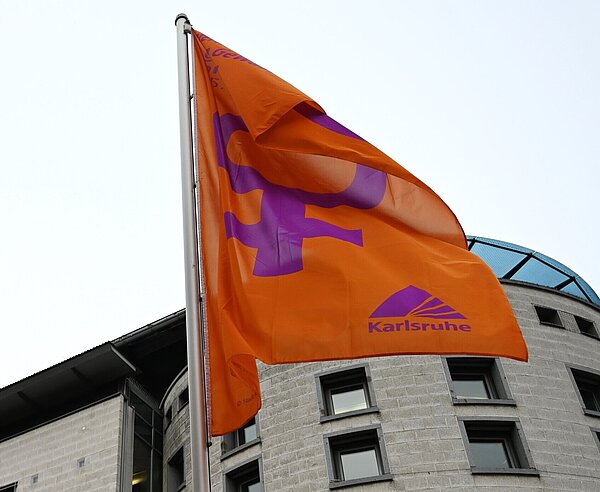 Flaggen am Internationalen Tag gegen Gewalt an Frauen.