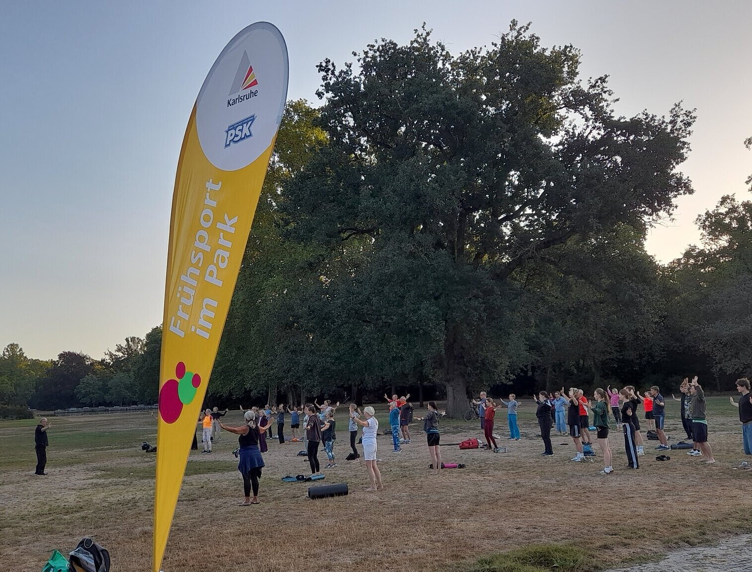 Das Foto zeigt den Frühsport im Park 2026