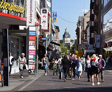 Fußgänger gehen durch die Waldstraße.