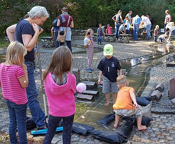 Tag der offenen Tür: Kinder planschen im Hof des Naturschutzzentrums Karlsruhe-Rappenwört.