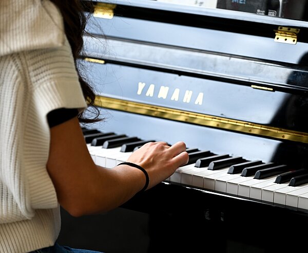 Klavier in der Fußgängerzone der Kaiserstraße lädt unter dem Motto "Spiel Mich!" zum musizieren ein