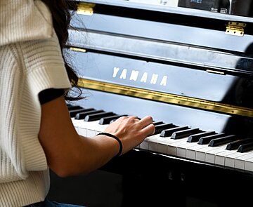 Klavier in der Fußgängerzone der Kaiserstraße lädt unter dem Motto "Spiel Mich!" zum musizieren ein