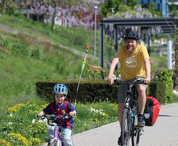 Zwei fleißige Radler im Karlsruher City Park.