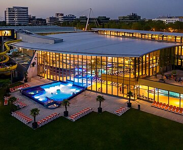 Rückansicht des Karlsruher Europabades in der Abenddämmerung