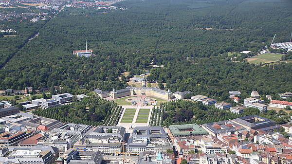 Luftbild Schloss mit Hardtwald