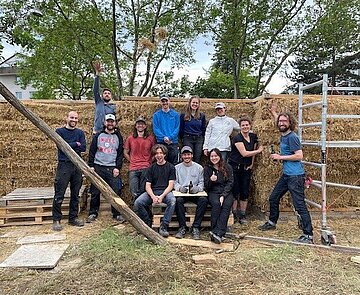 Gemeinsam mit dem Karlsruher Institut für Technologie entstand im Rahmen der Seminarwoche „Enjoy the Silence“ im MitmachGarten am Ostring eine Lärmschutzmauer aus nachhaltigen Materialien (von links nach rechts: Lukas Fey, Manuel Michalski, Jonas Mörder, Janosch Weber, Simeon Grahl, Felix Galm, Theresa Schmitt, Luis Schuster, Juli Ruder, Thuc Anh Nguyen, Marlène Dorbach, Georg Krüger)