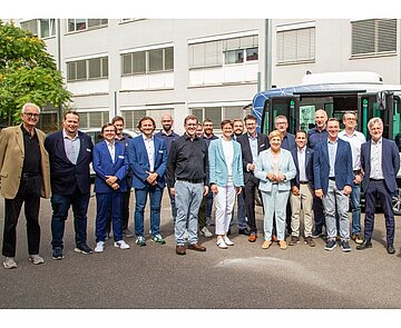 Delegation mit Verkehrsministerin Nicole Razavi (vordere Reihe, 4. v. l) und unter anderem Oberbürgermeister Dr. Frank Mentrup (rechts) beim Besuch am FZI.
