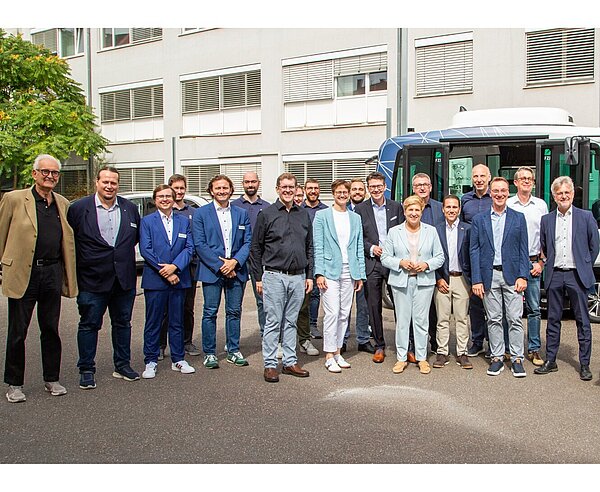 Delegation mit Verkehrsministerin Nicole Razavi (vordere Reihe, 4. v. l) und unter anderem Oberbürgermeister Dr. Frank Mentrup (rechts) beim Besuch am FZI.