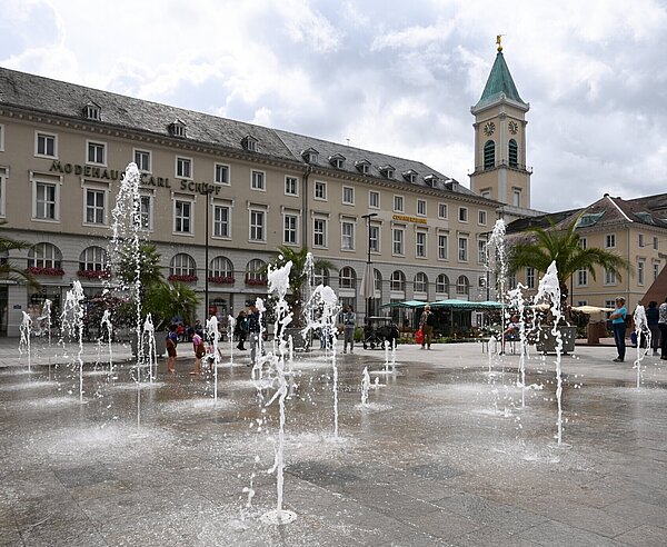 Die Wasserspiele auf dem Marktplatz locken Kinder und Erwachsene an und sorgen für Abkühlung