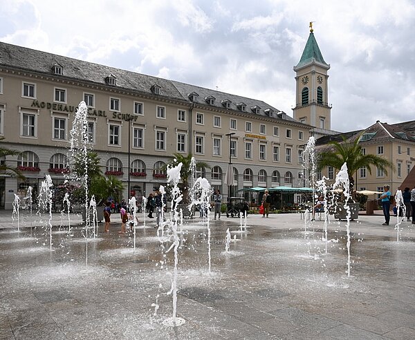 Die Wasserspiele auf dem Marktplatz locken Kinder und Erwachsene an und sorgen für Abkühlung