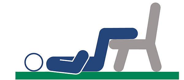 Eine Person fühlt sich schlecht und ist blass im Gesicht. Dann muss die Person sich hinlegen und die Füße hochlegen.