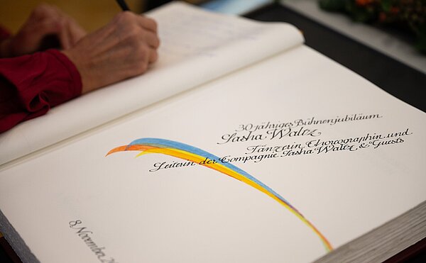 Die Seite der Künstlerin Sasha Waltz im Goldenen Buch der Stadt Karlsruhe.