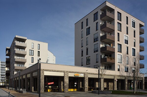 Mehrfamilienhäuser mit Weg dazwischen