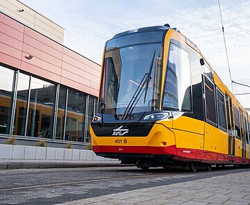 Neues Gesicht auf dem regiona-len Schienennetz: Die Albtal-Verkehrs-Gesellschaft nimmt die ersten Fahrzeuge der nächsten Stadtbahn-Generation in Betrieb. Gefertigt werden die Züge bei Stadler in Valencia.