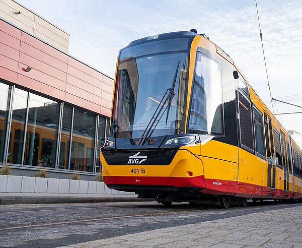 Neues Gesicht auf dem regiona-len Schienennetz: Die Albtal-Verkehrs-Gesellschaft nimmt die ersten Fahrzeuge der nächsten Stadtbahn-Generation in Betrieb. Gefertigt werden die Züge bei Stadler in Valencia.