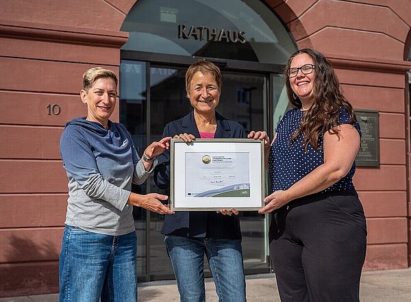 Das Foto zeigt die Übergabe des Gold-Zertifikats „„Fahrradfreundlicher Arbeitgeber“.