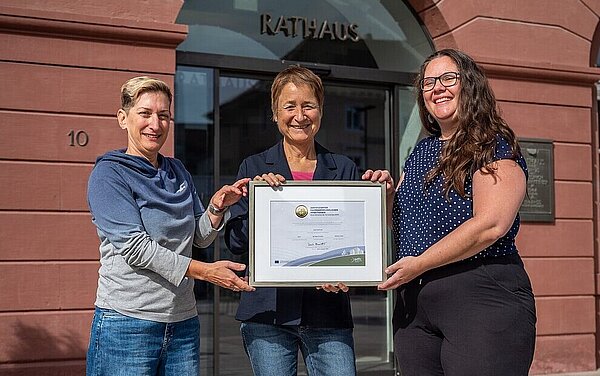 Das Foto zeigt die Übergabe des Gold-Zertifikats „„Fahrradfreundlicher Arbeitgeber“.