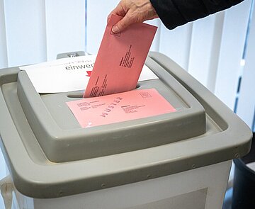Wahlurne im Briefwahlbüro