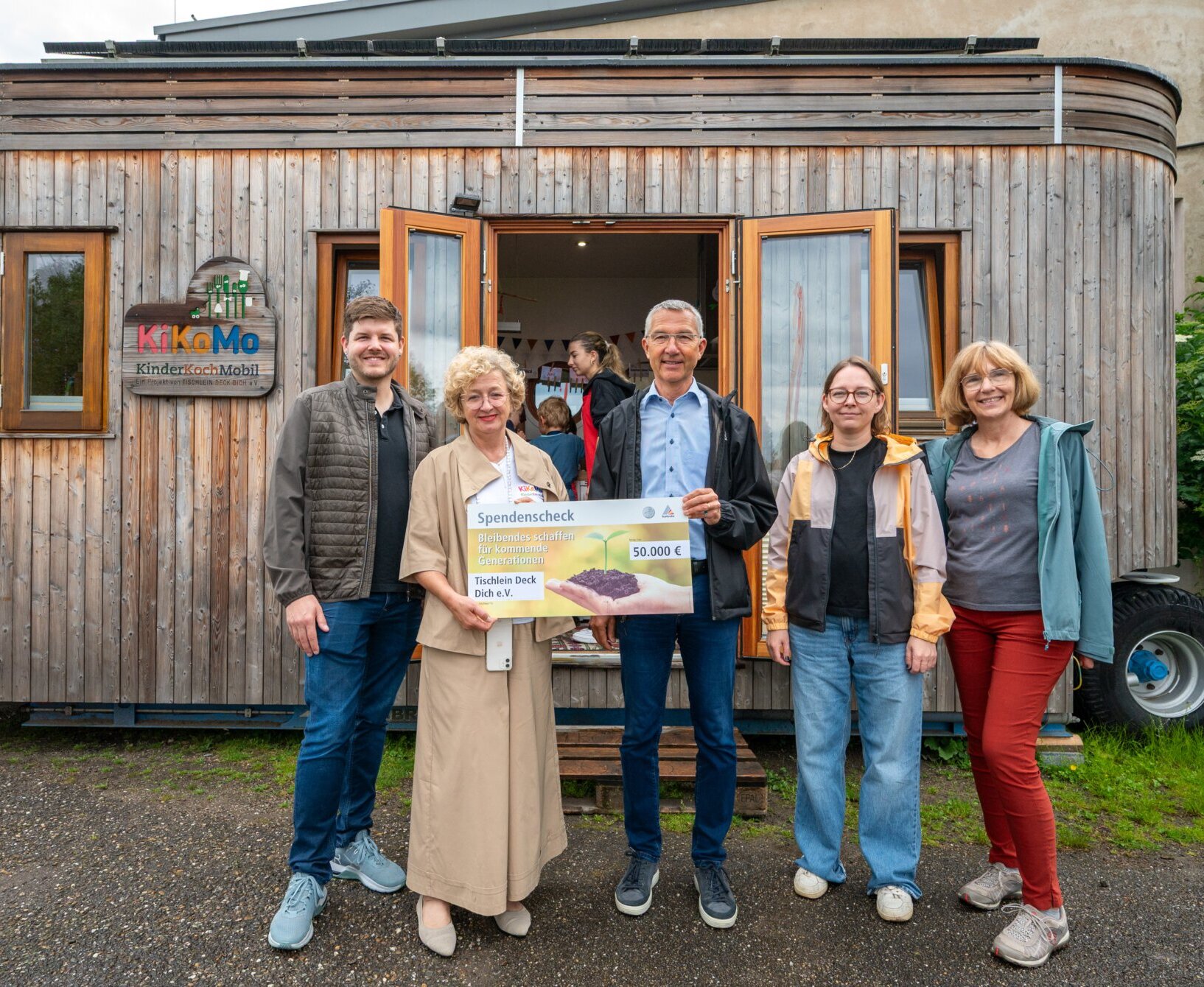 Freude über Spende: Marco Dawid, Veronika Pepper, Bürgermeister Martin Lenz sowieJuliane Wägerle und Petra Petermann (v.l.).