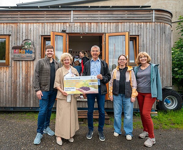 Freude über Spende: Marco Dawid, Veronika Pepper, Bürgermeister Martin Lenz sowieJuliane Wägerle und Petra Petermann (v.l.).
