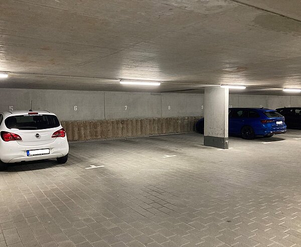 Ungenutzte Stellplätze in einer privaten Tiefgarage