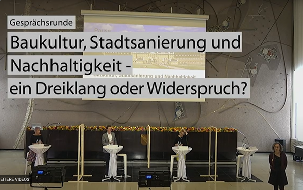 Mehrere Personen an Stehtischen