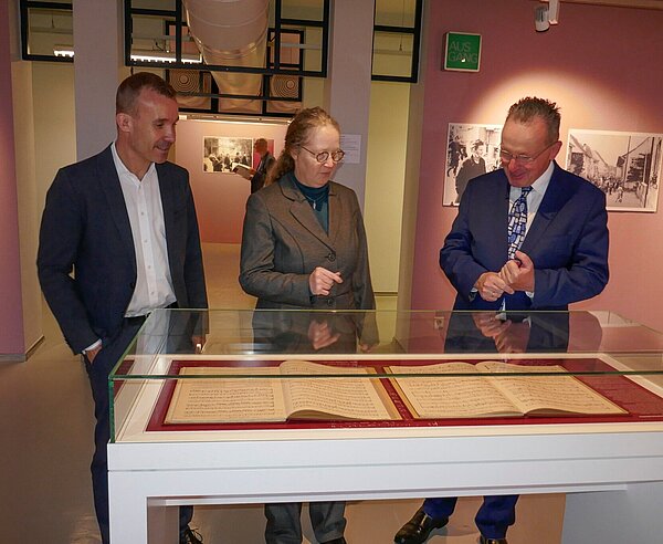 Besonderer Beitrag: Katrin Dort zeigt BM Käuflein und Museumsleiter Leikam (l.) die wiederentdeckten Notenbücher.