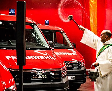 Die neuen Einsatzwagen wurden von Thomas Christl, Diakon der ­Katholischen Kirche Karlsruhe, bei dem Termin gesegnet.