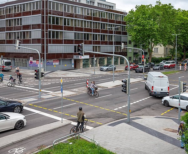 Die neu gestaltete Kreuzung an der Hirschstraße ermöglicht dem Fuß- und Radverkehr ein zügiges und sicheres Queren der Kriegsstraße.