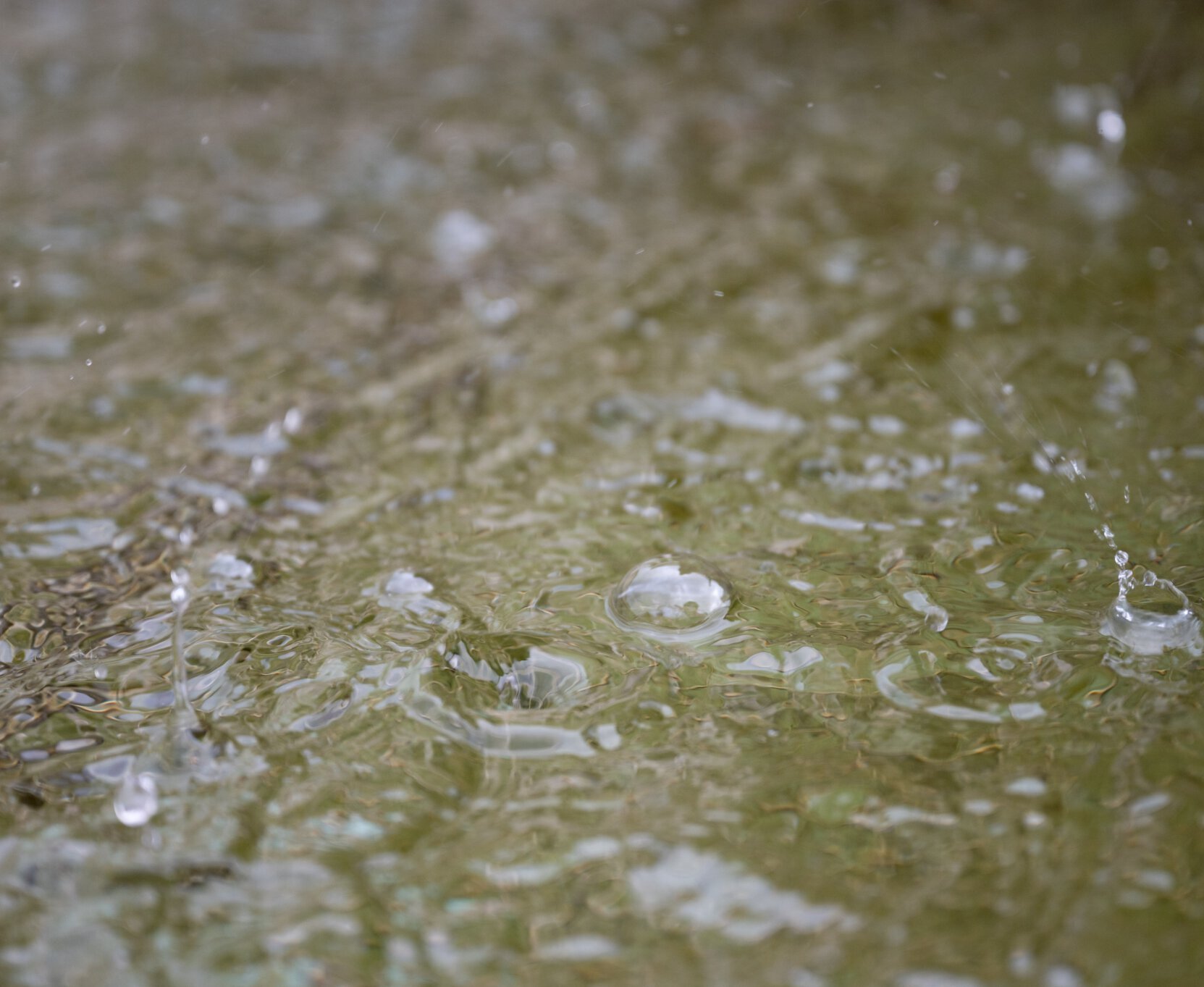 Regentropfen im Brunnen am Marktplatz Karlsruhe