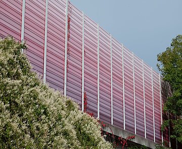 Schallschutzwand mit Grün bewachsen